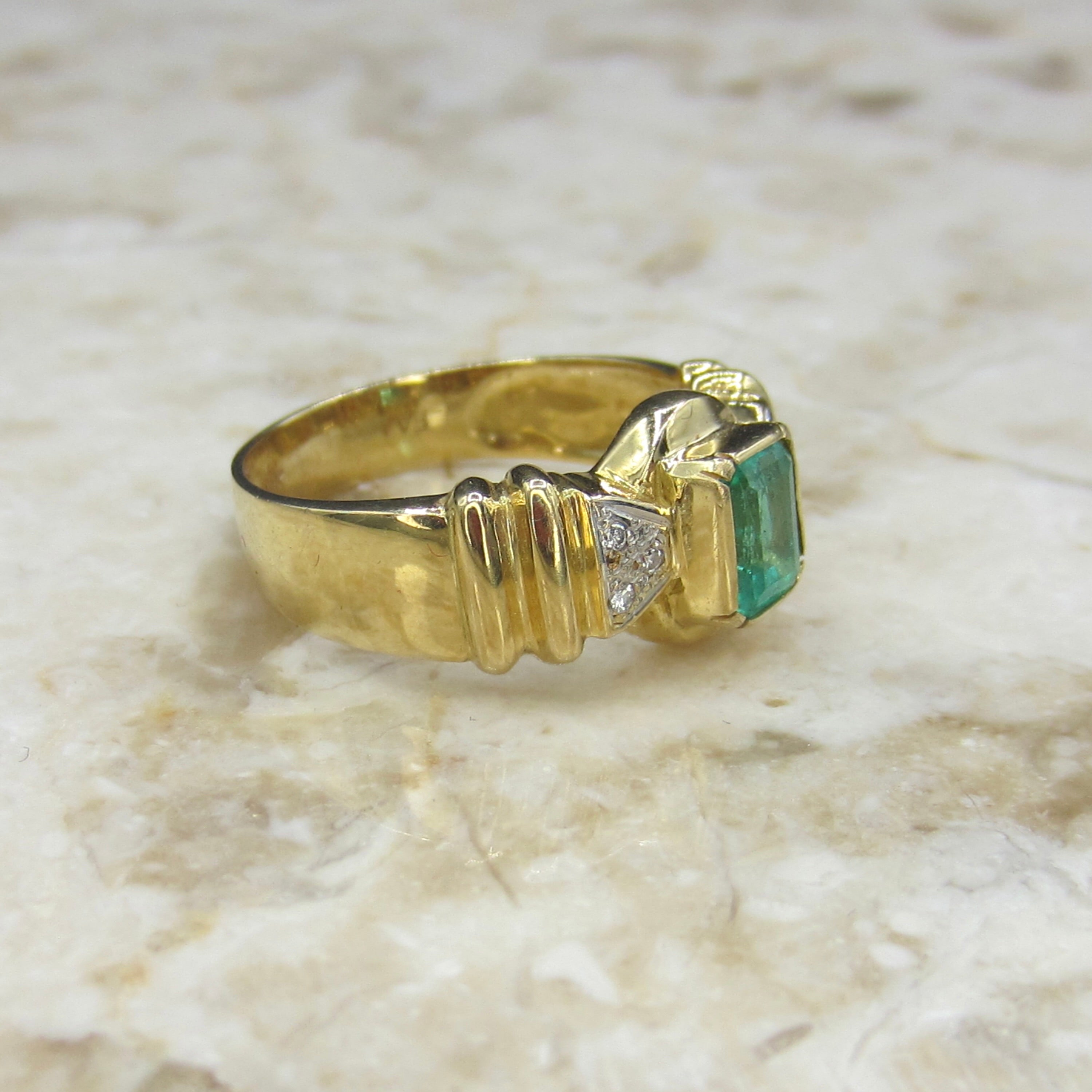 Vintage 18k Gold Emerald and Diamond Ring