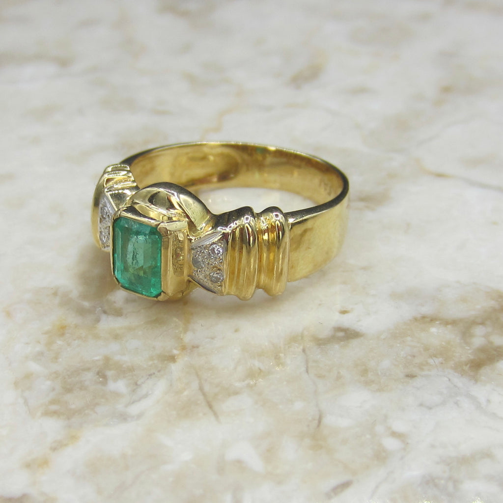 Vintage 18k Gold Emerald and Diamond Ring