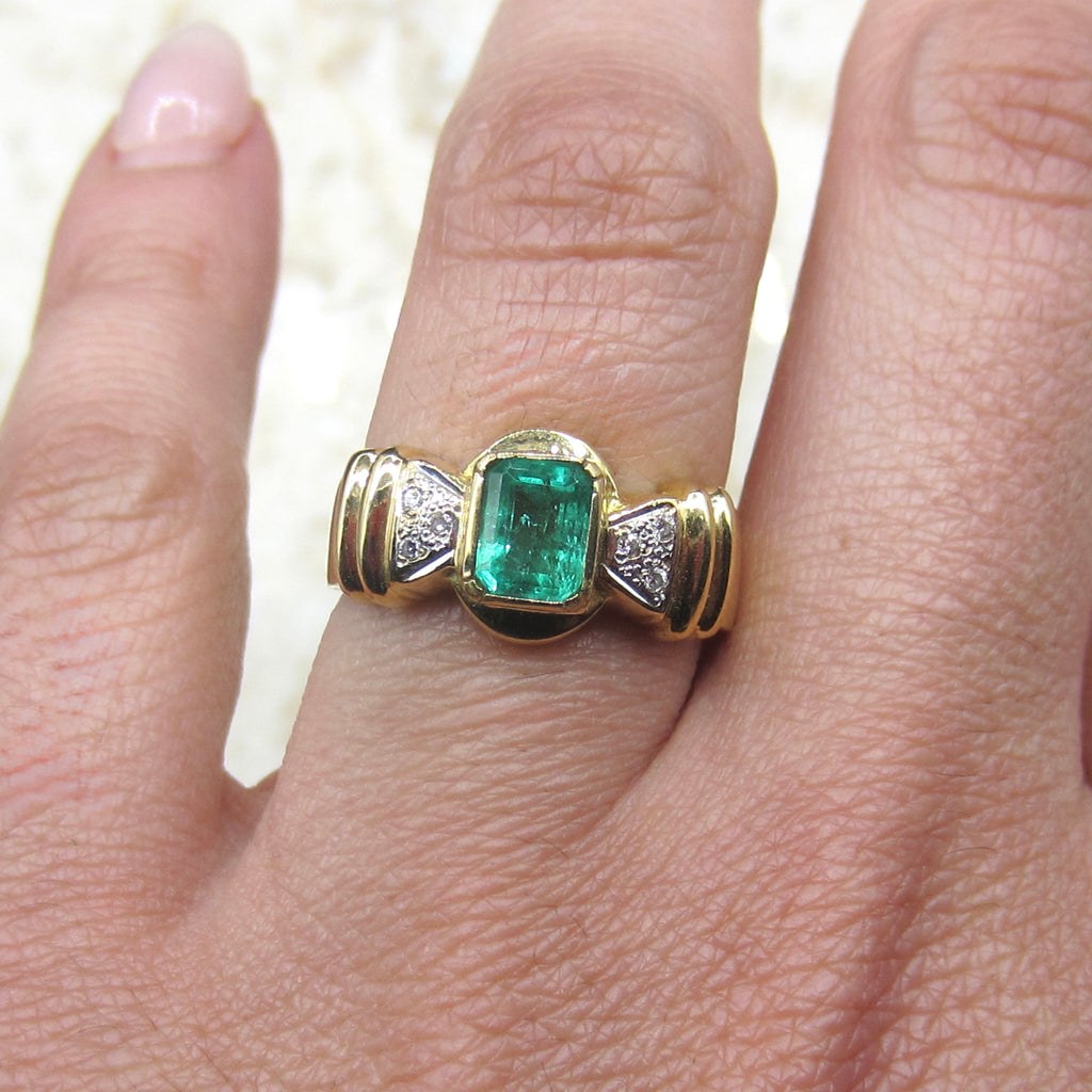 Vintage 18k Gold Emerald and Diamond Ring