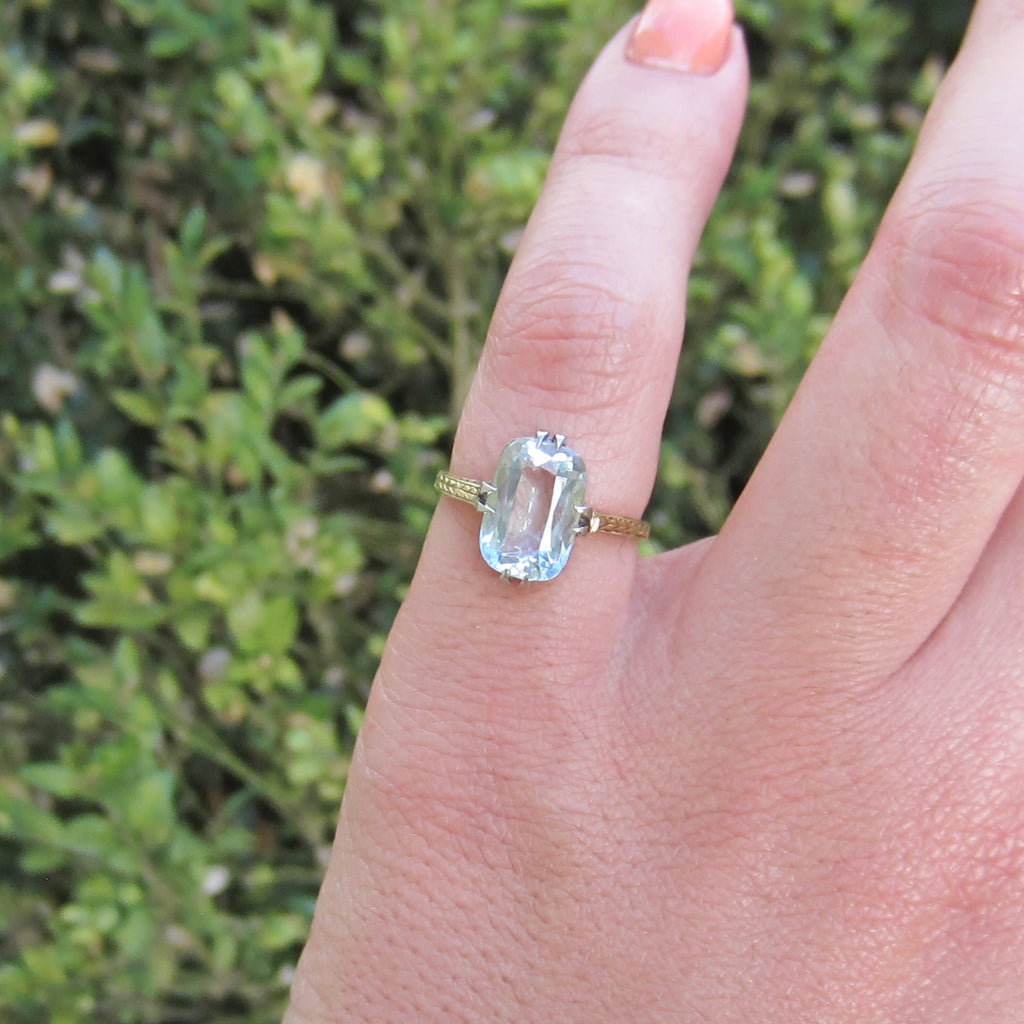 Antique Art Deco Natural Aquamarine 14k Gold Ring | Two-Tone Gold Setting with Engraved Shoulders