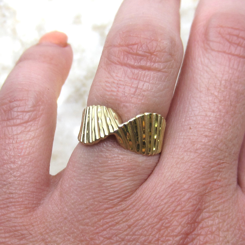 Vintage 14k Gold Textured Twist Band Ring c.1990s