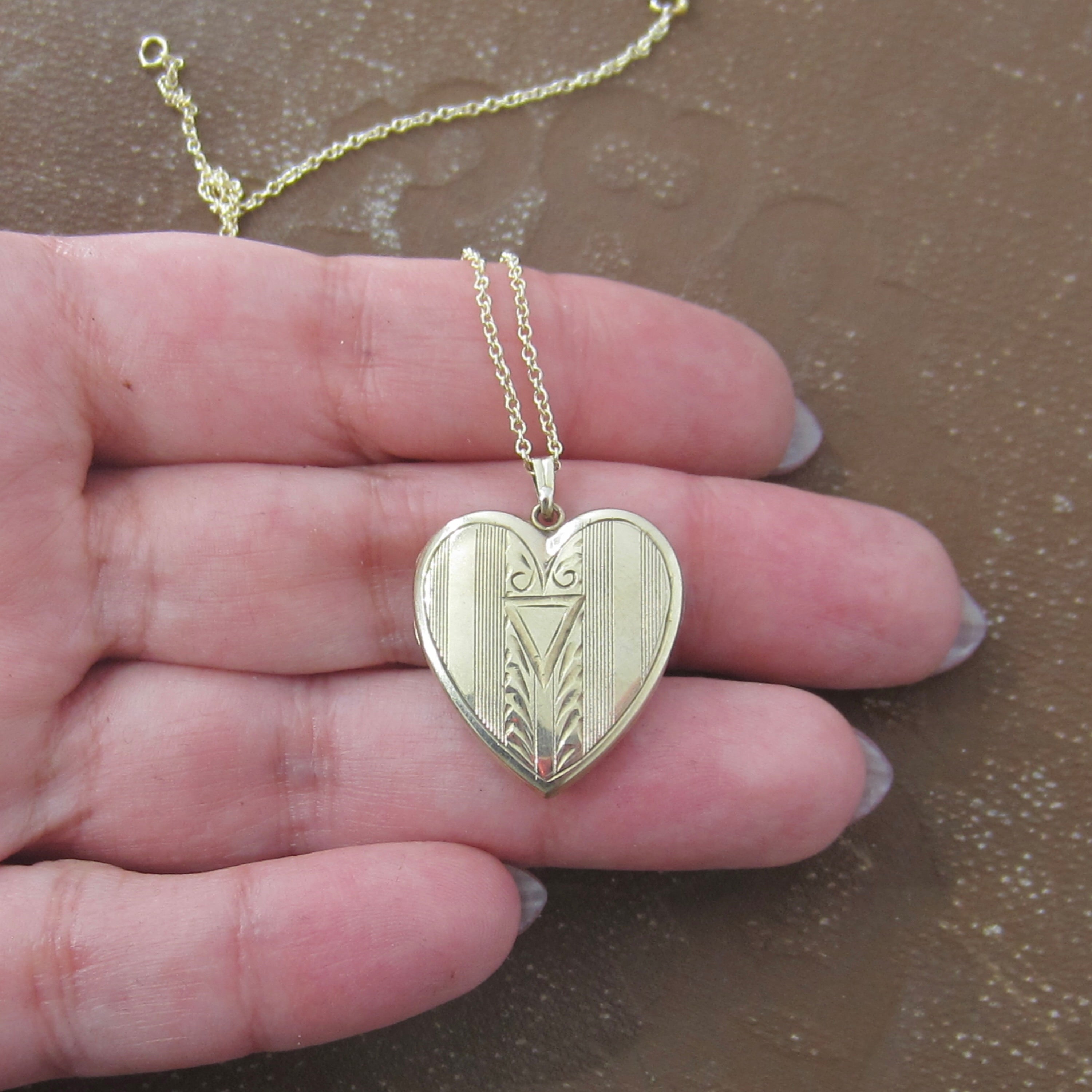 Vintage Sweetheart Locket 10k Gold Heart Photo Locket Necklace c.1940s