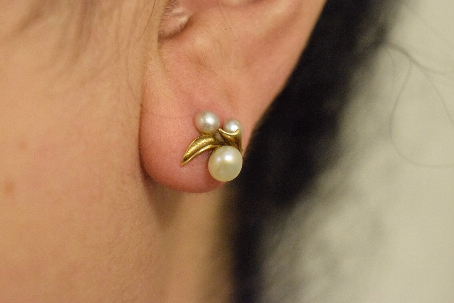 Vintage 14k Gold Grey and White Cultured Pearl Earrings c.1980s