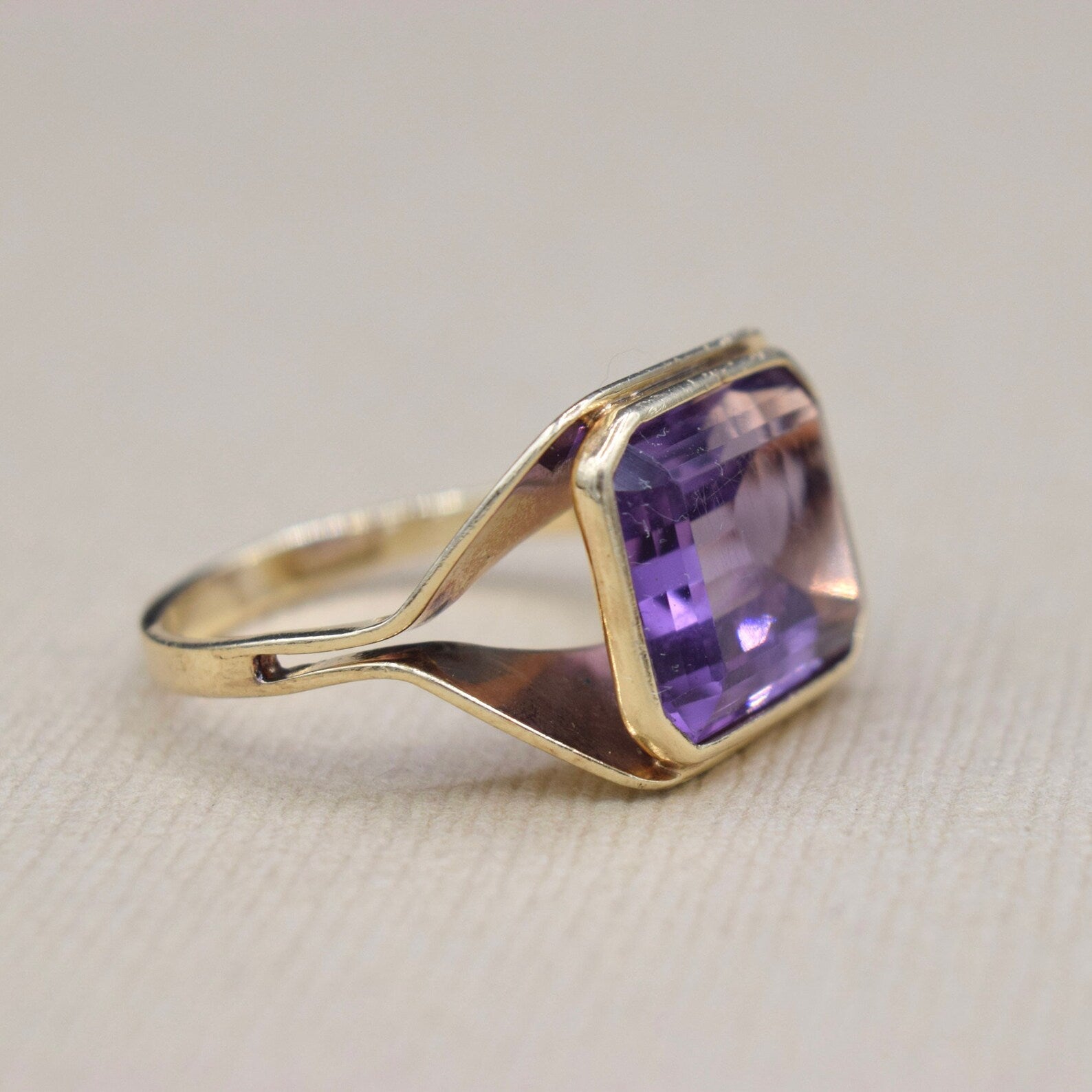 Vintage Modernist 14k Gold and Amethyst Ring c.1960s