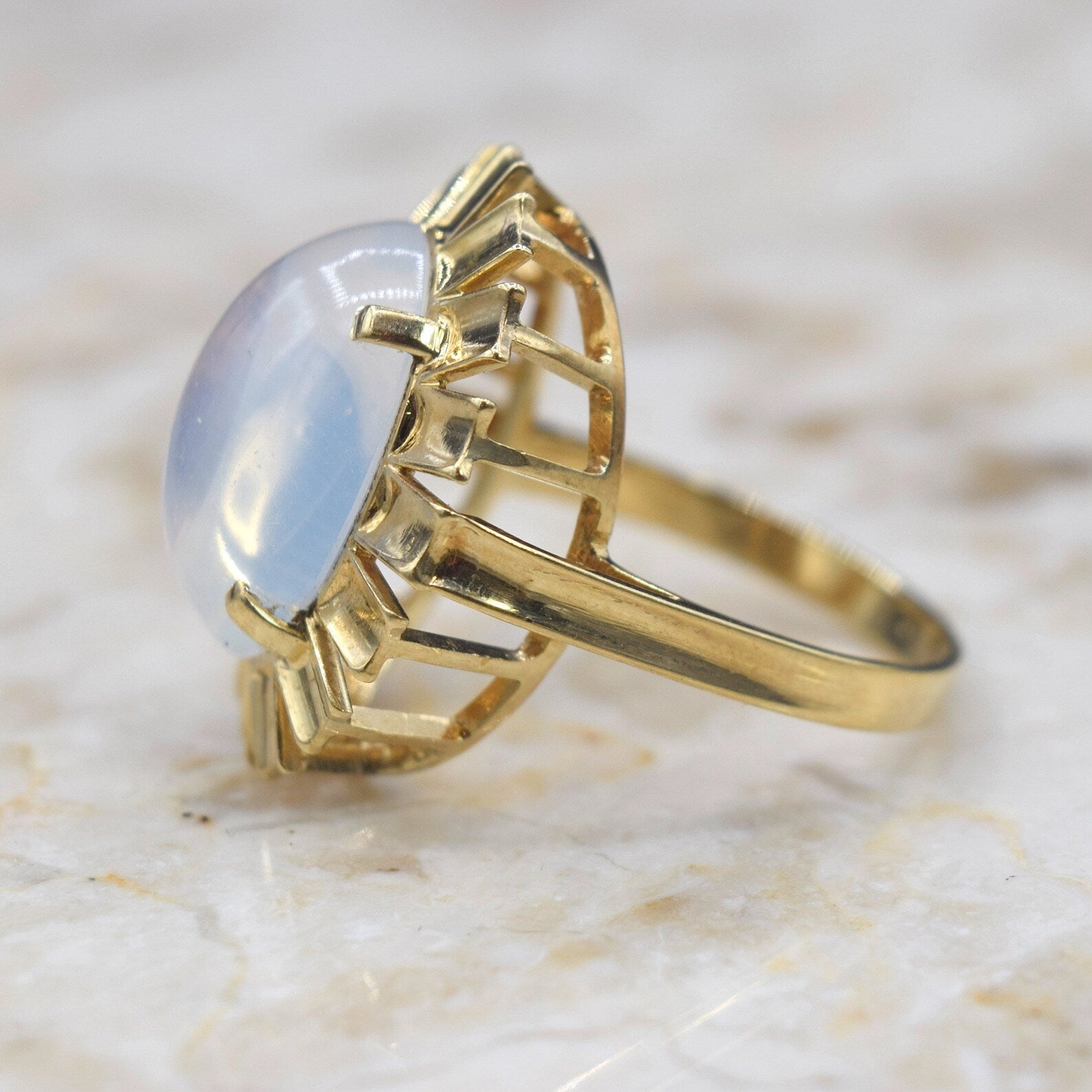 Vintage 14k Gold Austrian Retro Calcedony Cocktail Ring c.1970s