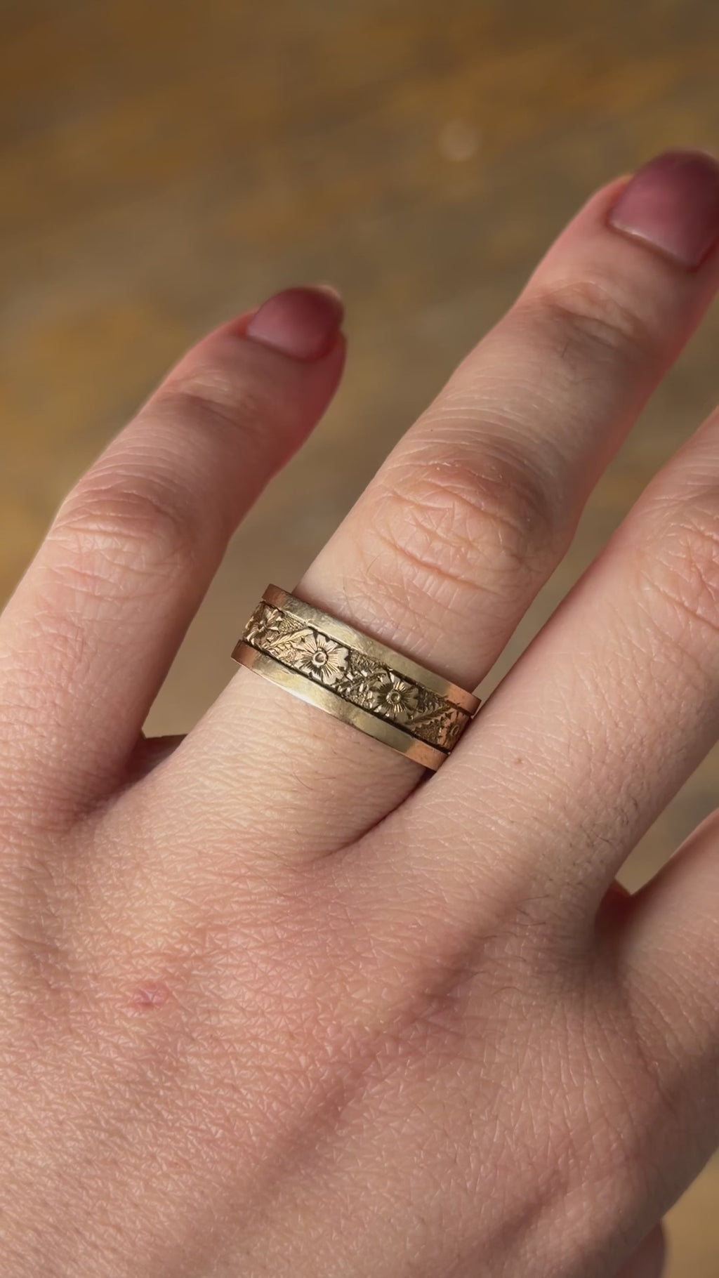 Vintage 14k Gold Carved Floral Band c.1940s