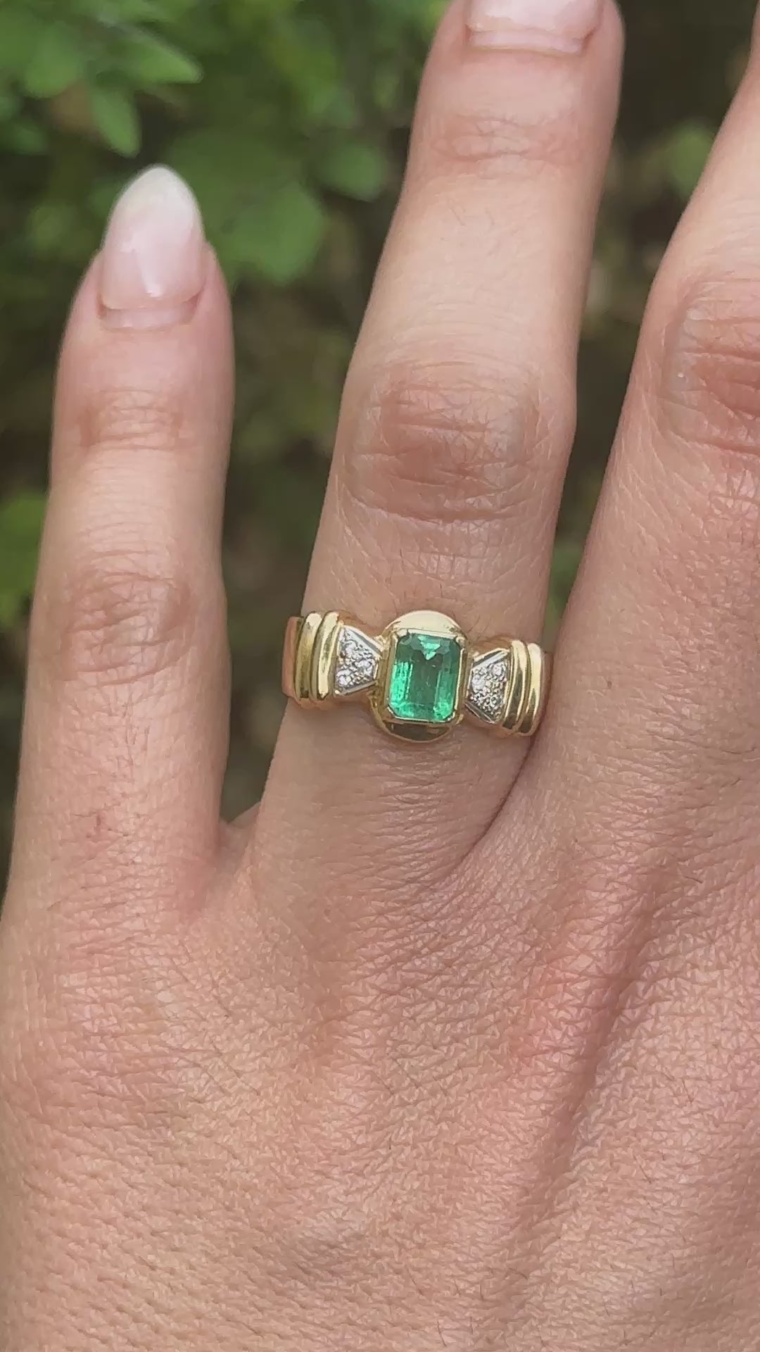 Vintage 18k Gold Emerald and Diamond Ring