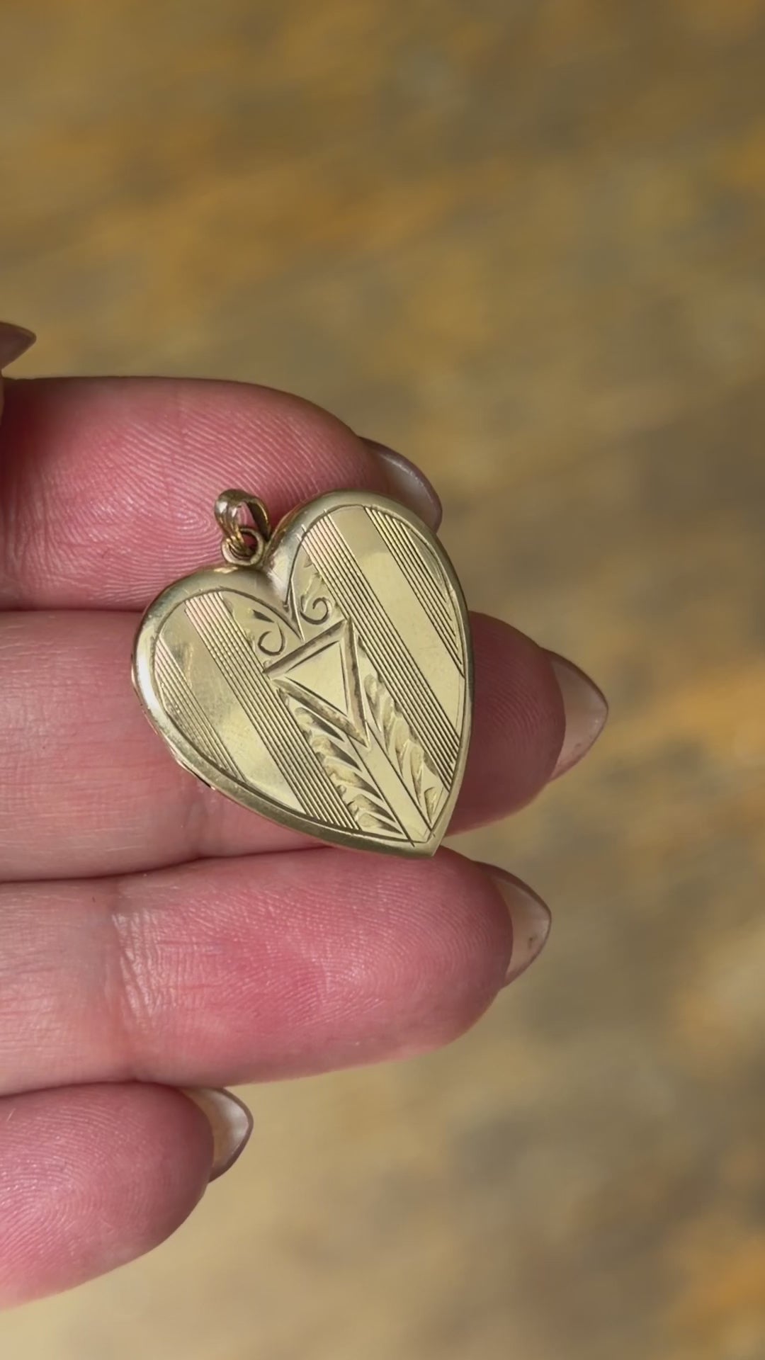 Vintage Sweetheart Locket 10k Gold Heart Photo Locket Necklace c.1940s