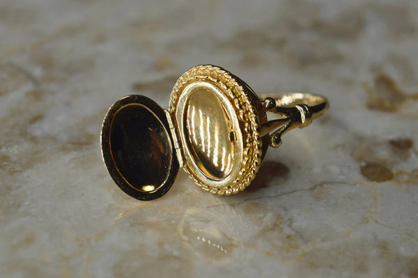 Vintage 14k Gold Locket Ring c.1970s